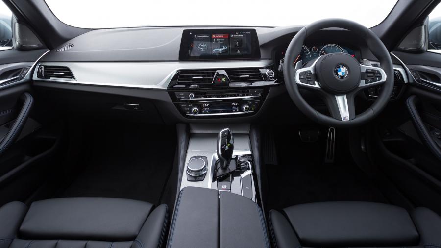 Торпедо BMW 530i Sedan M Sport (G30) 2017 года  (MY) (фото 9 из 16)